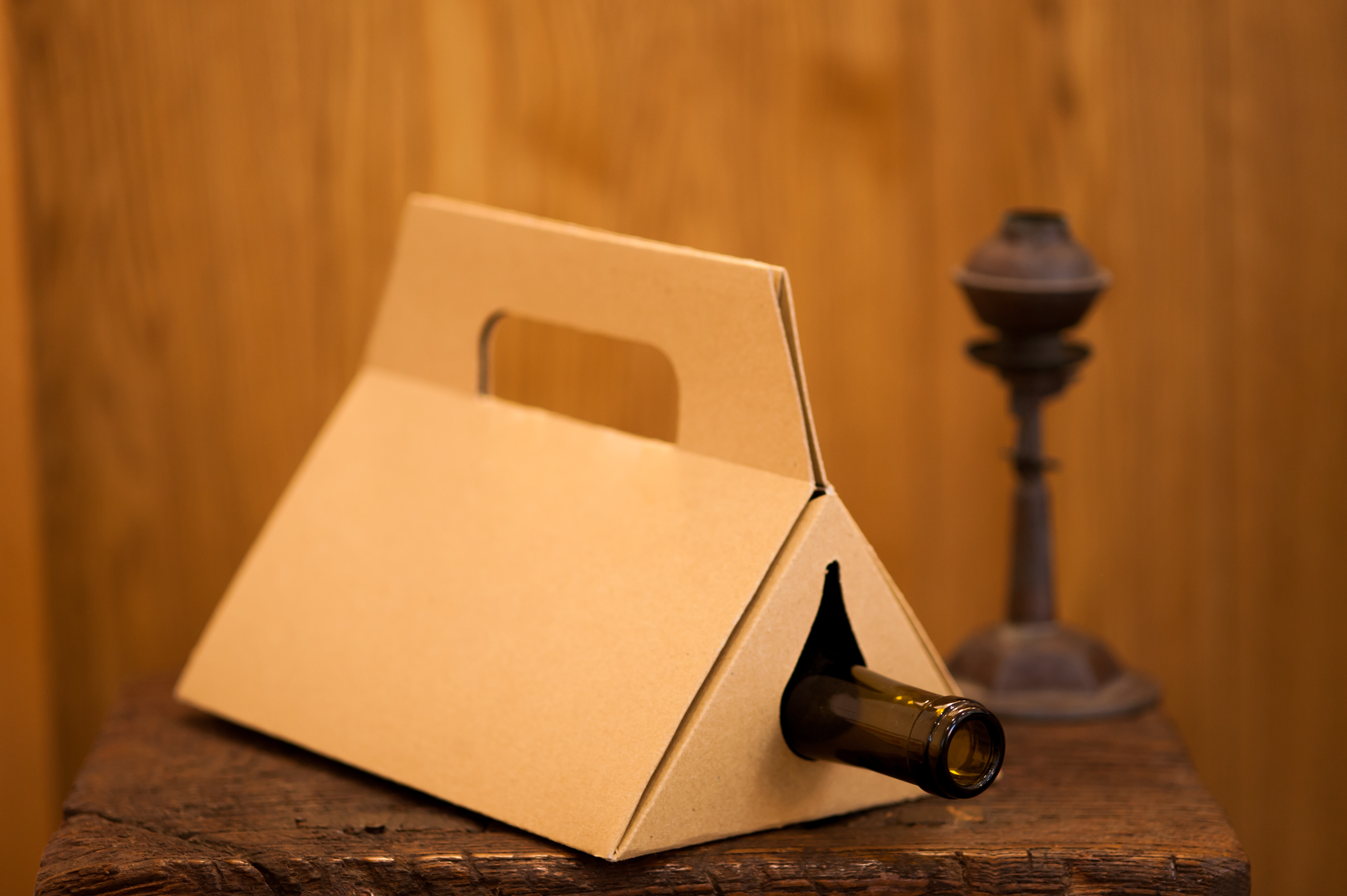 段ボール素材で作ったワインパッケージ – 貼り箱 | Vカット箱【箱の 