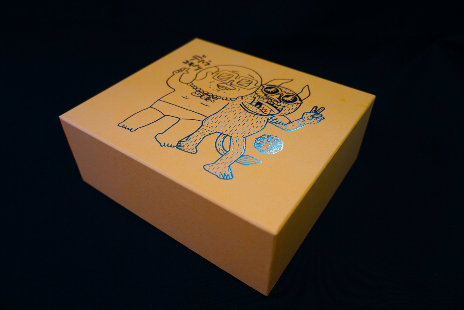 大きい貼り箱　かぶせ式の箱　フィギュアのパッケージ