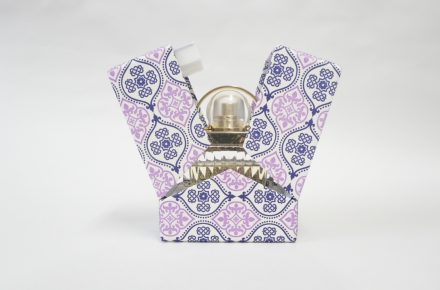 開いている貼り箱　香水のパッケージ　紫の柄