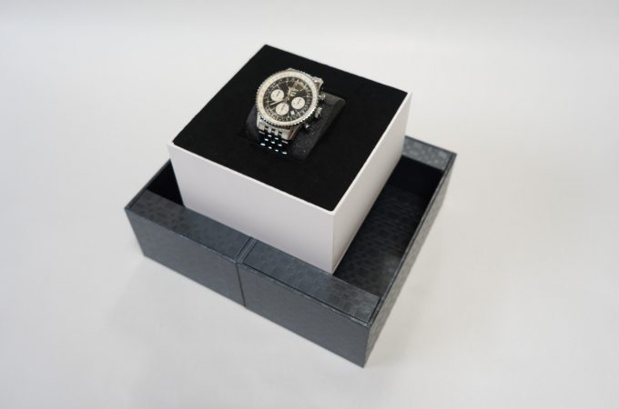 時計のパッケージ　高級な箱　Vカットの貼り箱　ポップアップ型の貼り箱