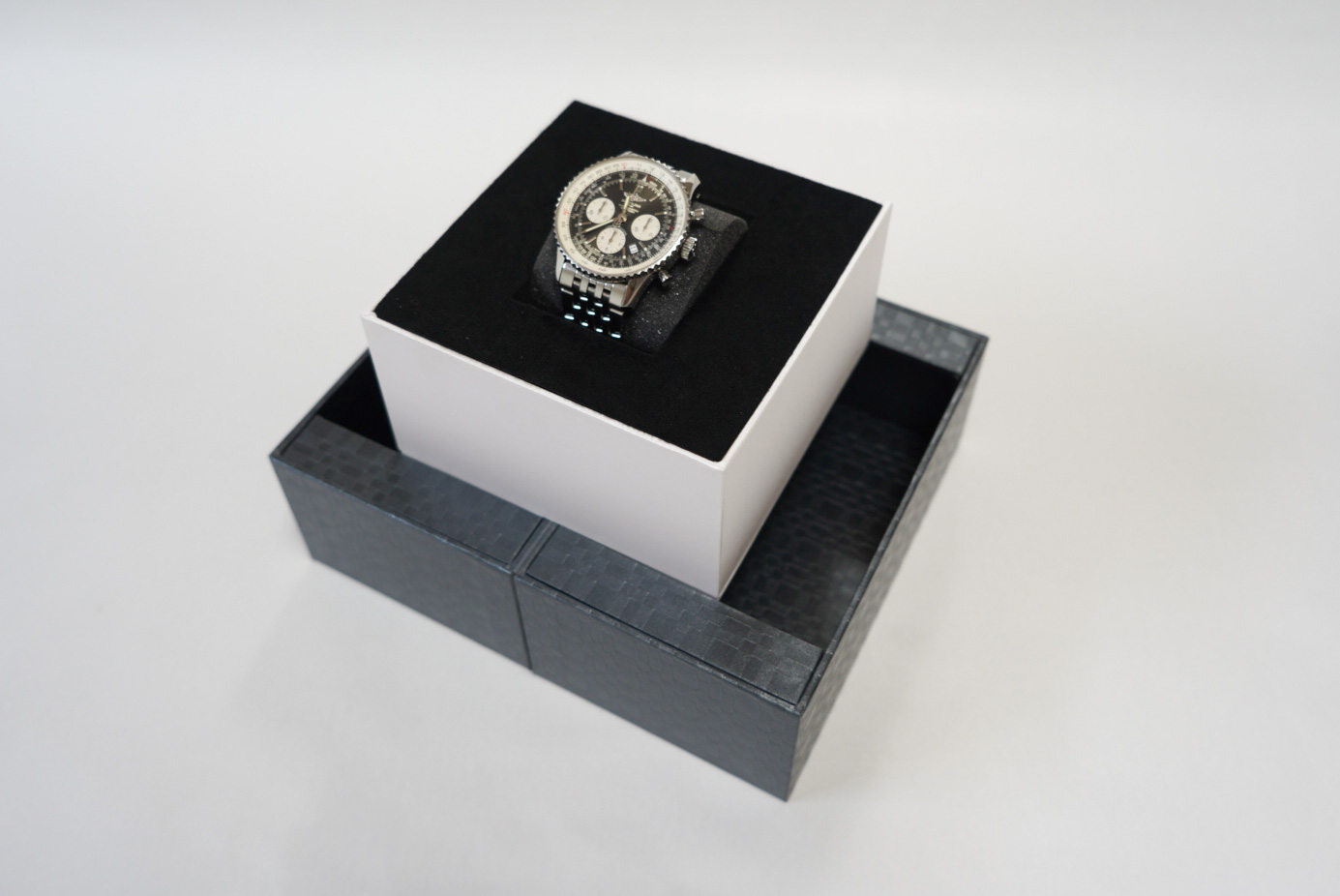 時計のパッケージ　高級な箱　Vカットの貼り箱　ポップアップ型の貼り箱