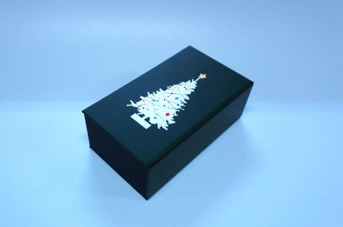 ブック式の貼り箱　クリスマスツリーのイラスト　メタリックデコペン　ギフトボックス