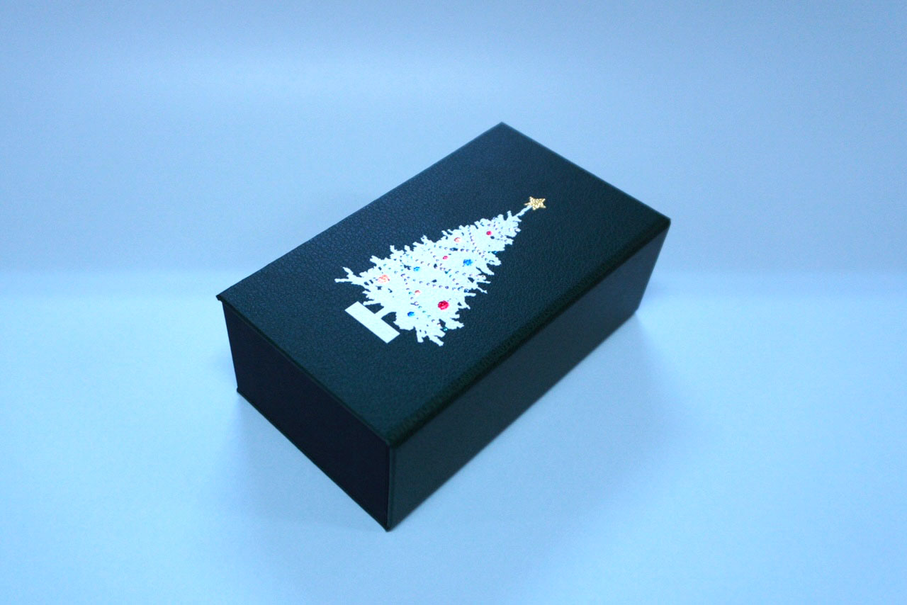 ブック式の貼り箱　クリスマスツリーのイラスト　メタリックデコペン　ギフトボックス