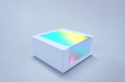 白い貼り箱　ホログラムの紙　かぶせ　貼り箱