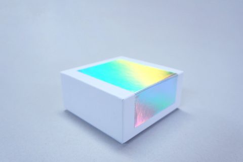 白い貼り箱　ホログラムの紙　かぶせ　貼り箱