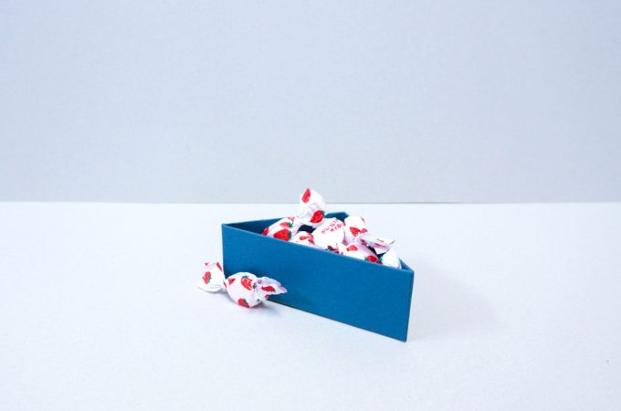 三角形の貼り箱　貼り箱　日本の伝統色　お菓子のパッケージ
